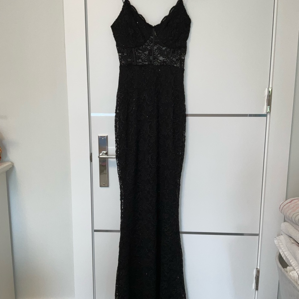 Elegant Black Lace Evening Gown